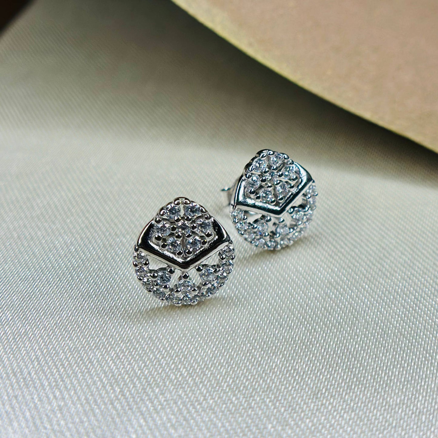 💎 925 Sterling Silver Teardrop Sparkle Stud Earrings